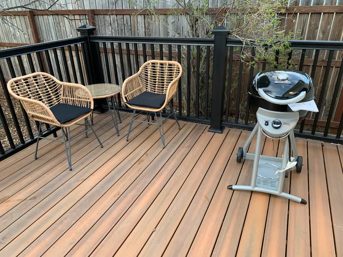 A patio with chairs and table on top of it.